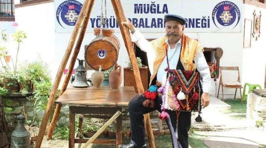 45 Yıldır Y&ouml;r&uuml;k Kıyafetiyle Dolaşıyor