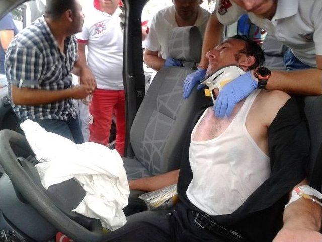 Kargo Aracı Kamyonete Çarptı 1