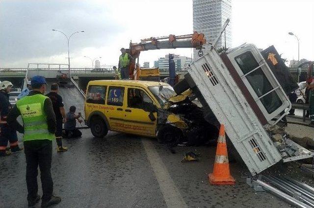 Kargo Aracı Kamyonete Çarptı 2