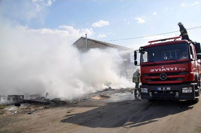 Çöplük Yangını Araçları Yaktı