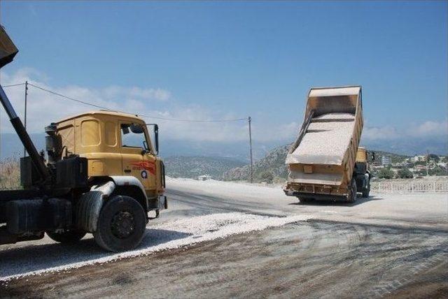 Büyükşehir Belediyesi Demre'de Yol Yapım Çalışmalarını Sürdürüyor