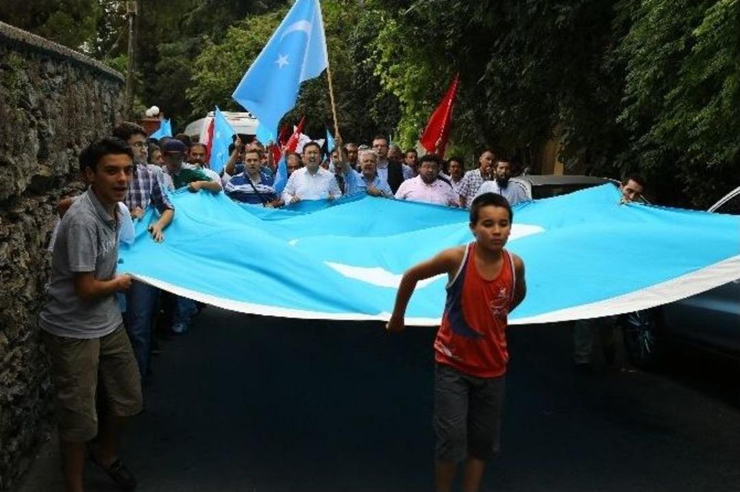 &Ccedil;in Konsolosluğu &Ouml;n&uuml;nde İsrail Ve &Ccedil;in Bayrakları Yakıldı