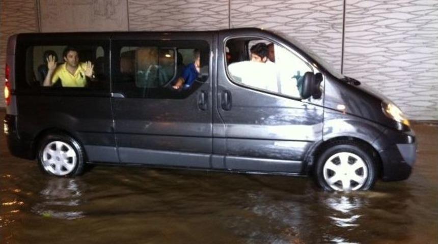Minib&uuml;s Su Birikintisinde Mahsur Kaldı