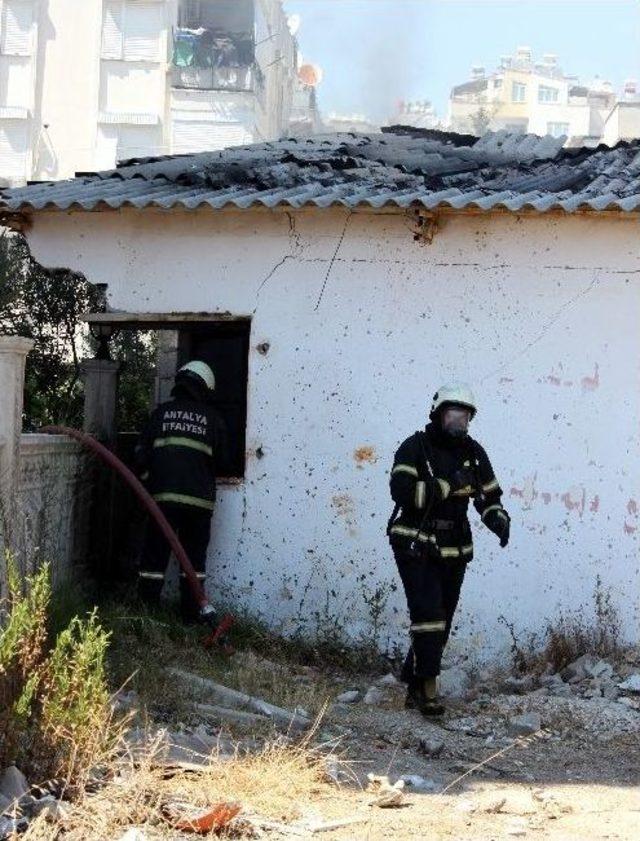 Antalya'da Korkutan Yangın