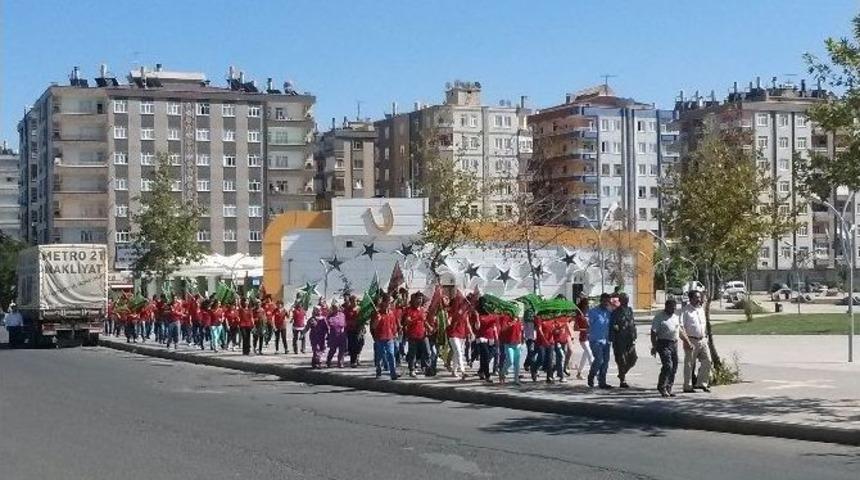 Diyarbakır&rsquo;da 15 Şubesi Bulunan Market &Ccedil;alışanlarından Demirtaş&rsquo;a Nakdi Yardım