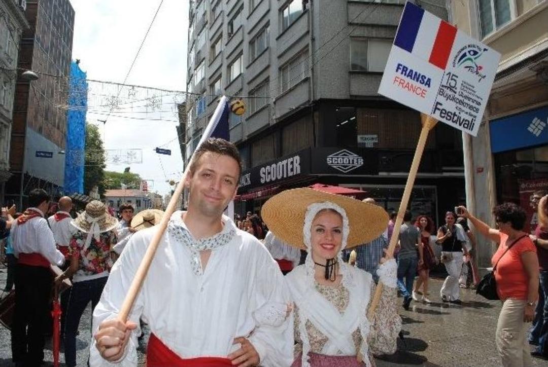 64 &Uuml;lkenin El&ccedil;ileri İstiklal Caddesi&rsquo;nde &ldquo;d&uuml;nya Barışı&rdquo; İ&ccedil;in Y&uuml;r&uuml;d&uuml;