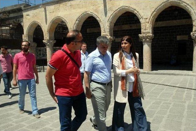 Ak Parti’li Beyaz, Ulu Camii’de Devam Eden Restorasyon Çalışmalarını İnceledi