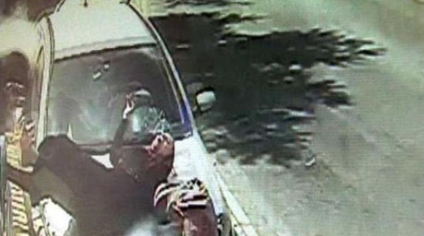 Otomobil Yayaların Arasına Daldı