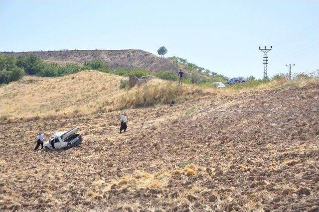 Otomobil Tarlaya Uçtu: 5 Yaralı