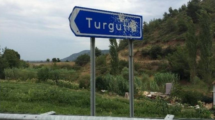 Karayolları Tabelaları Hedef Tahtası Oldu