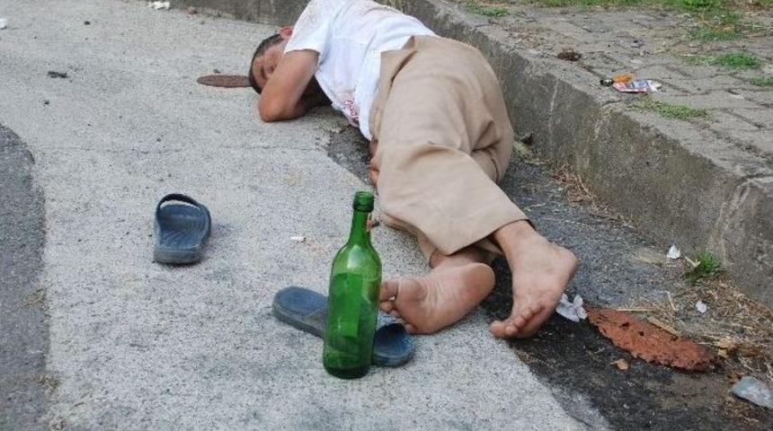 Sıcaklarda İ&ccedil;tiği Alkol &Ccedil;arptı