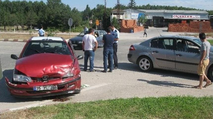 Niksar'da Trafik Kazası: 2 Yaralı