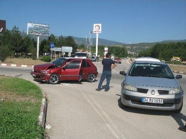 Niksar'da Trafik Kazası: 2 Yaralı