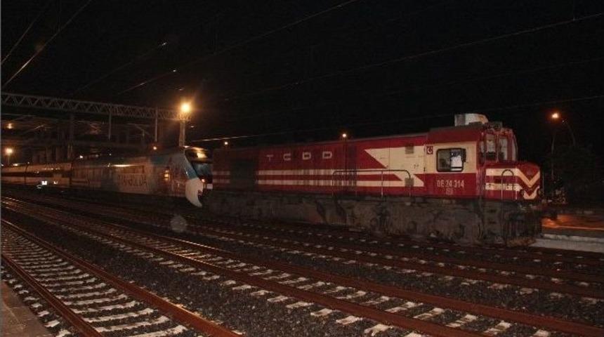 Elektrik Arızası Hızlı Trenleri Yolda Bıraktı