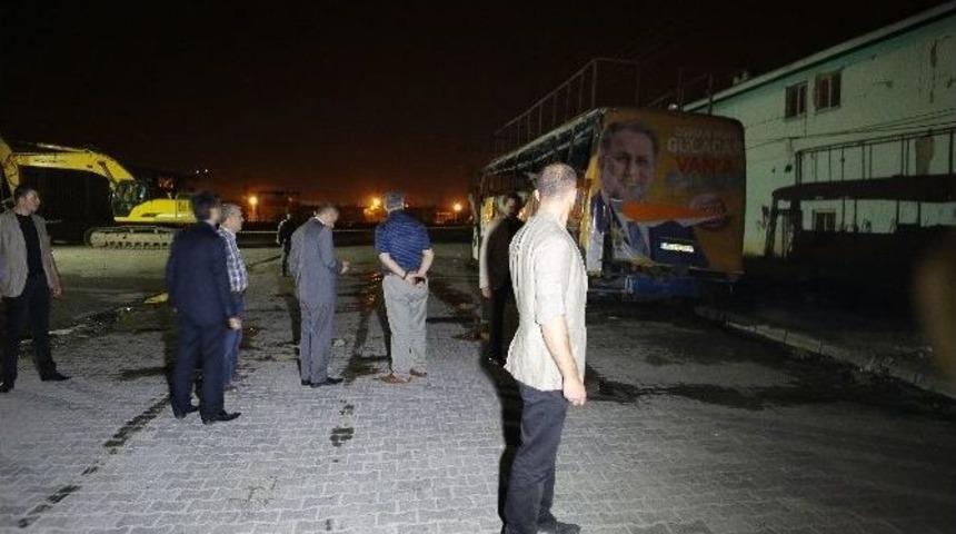 Ak Parti Van İl Başkanlığı'nın Se&ccedil;im Otob&uuml;s&uuml;n&uuml;n Kundaklanması