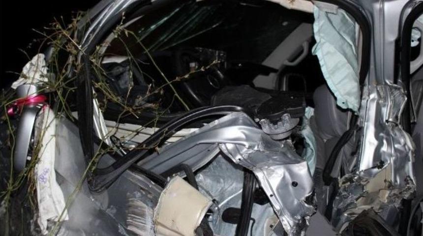 Tren Minib&uuml;se &Ccedil;arptı: 1 &Ouml;l&uuml;, 2 Yaralı