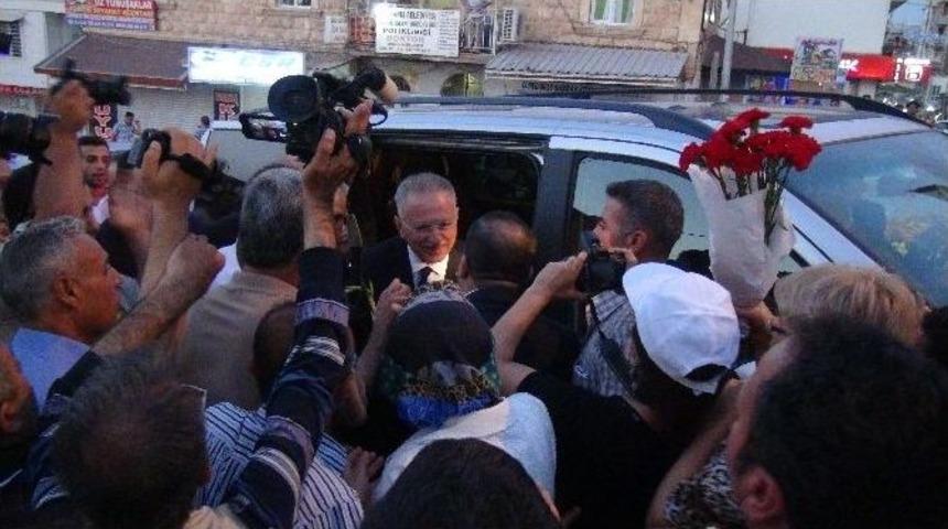 İhsanoğlu, 11 Mayıs Şehitlik Anıtını Ziyaret Etti