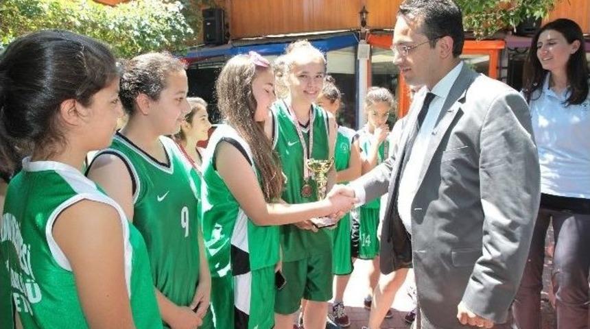 Bornovalı Sporcuların Kupa Heyecanı