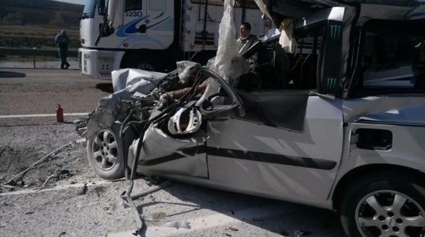 K&ouml;pr&uuml;k&ouml;y'de Trafik Kazası: 1 &Ouml;l&uuml;, 5 Yaralı