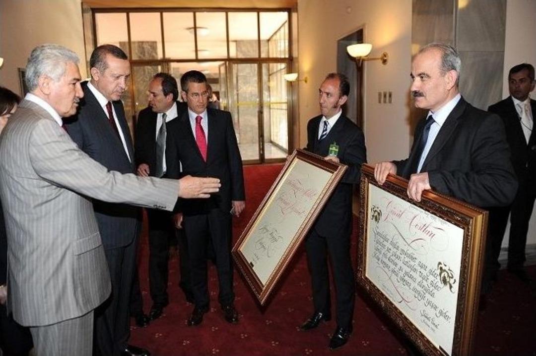 (&ouml;zel Haber) Cumhurbaşkanlığı &Ccedil;alışanları, D&uuml;nyada 10 Kişinin Bildiği G&ouml;lge Yazı Ve Kaligrafi Yazı T&uuml;r&uuml;n&uuml; &Ouml;ğrendi