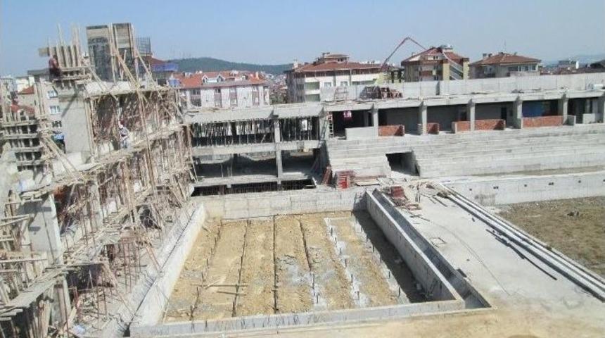 Olimpik Havuzun &Ccedil;alışmaları S&uuml;r&uuml;yor