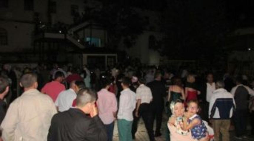 D&uuml;ğ&uuml;n Salonunda Yangın Paniği