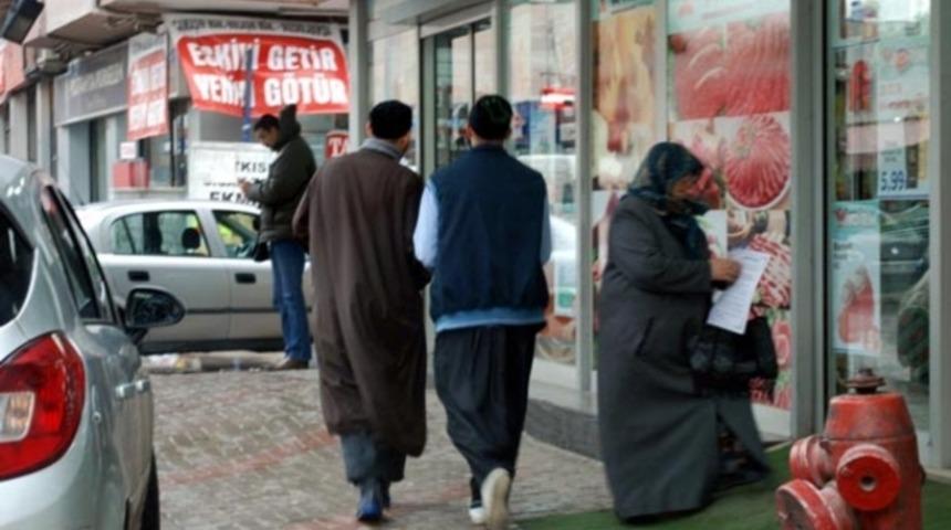 İzmir'de yılbaşı karşıtı bildiri dağıttılar