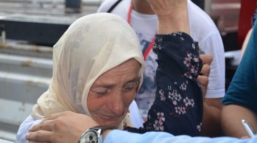 Mitingde Başbakana Ulaşamayan Kadının G&ouml;zyaşları