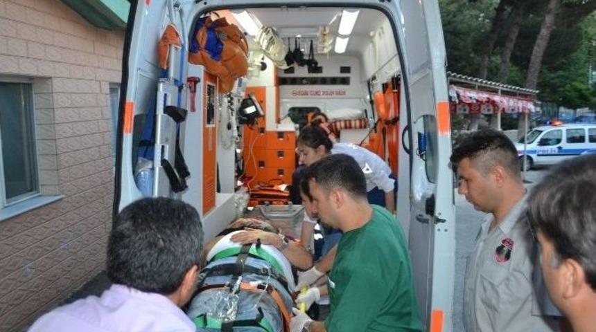 Otomobil Benzin İstasyonunun Duvarına &Ccedil;arptı: 2 Yaralı