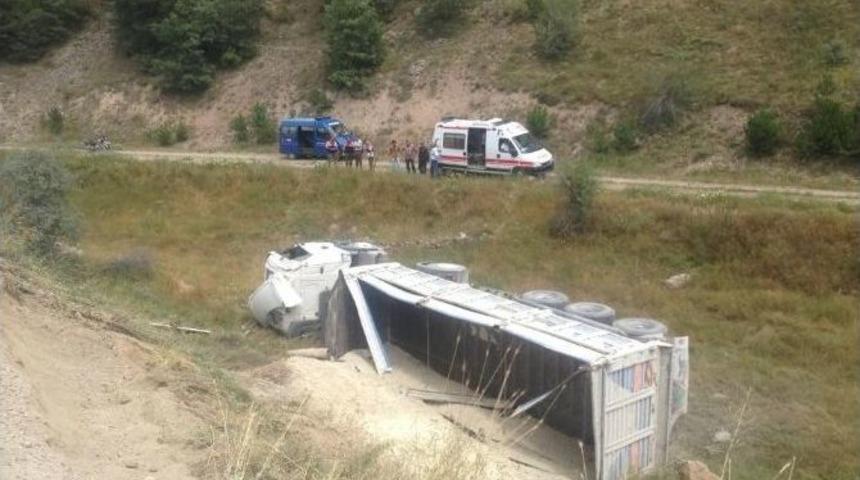 Devrilen Tır&rsquo;ın Altında Kalan S&uuml;r&uuml;c&uuml; &Ouml;ld&uuml;