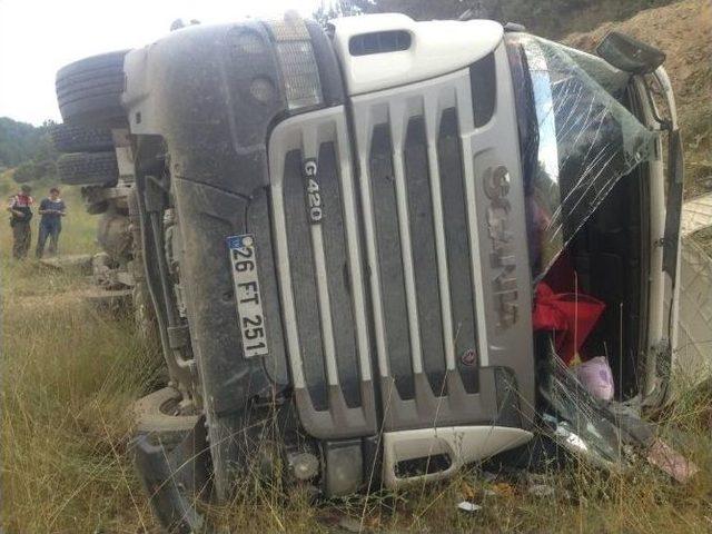 Devrilen Tır’ın Altında Kalan Sürücü Öldü 1