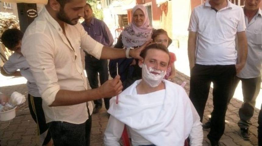 Eski Gelenekleri Yaşatmak Adına Mahalle Ortasında Damat Traşı