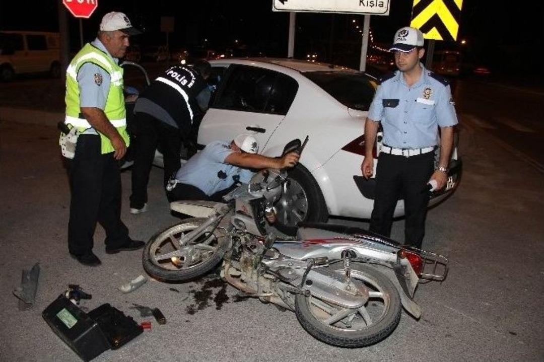 Motosiklet Polis Aracına &Ccedil;arptı: 1 &Ouml;l&uuml;, 3 Yaralı