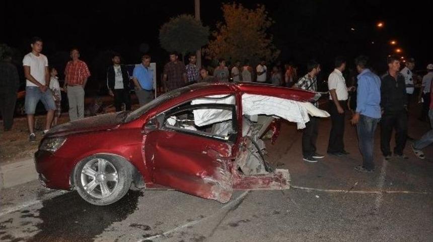 Yozgat&rsquo;ta Trafik Kazasında Otomobil İkiye B&ouml;l&uuml;nd&uuml;: 4 Yaralı