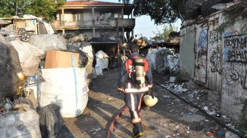 Fatih&rsquo;te Kağıt Deposundaki Yangın Paniğe Neden Oldu