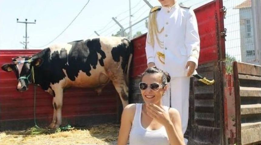 (&ouml;zel Haber) D&uuml;ğ&uuml;n Konvoyuna Katılanlara Dana Hediye Etti