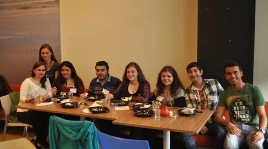 &Ccedil;&uuml;'l&uuml; &Ouml;ğrenciler, Hollanda&rsquo;da T&uuml;rkiye&rsquo;yi Temsil Etti