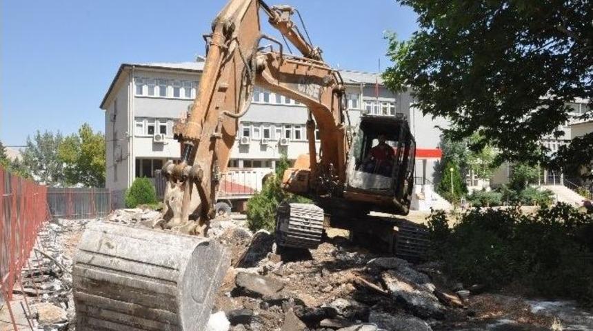 Elbistan'da Prestij Proje İ&ccedil;in İlk Kazma Vuruldu