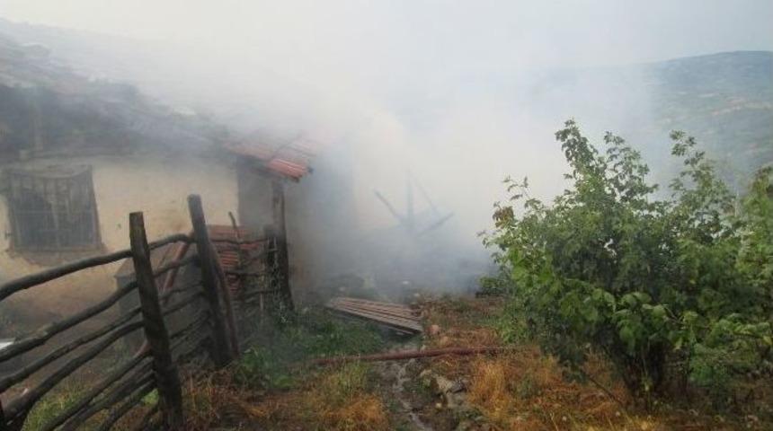 Yıldırım D&uuml;şen Samanlık Alev Alev Yandı