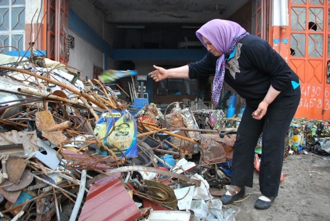 Oğluyla Hurdacılık Yapan Anne, Aile B&uuml;t&ccedil;esine Katkı Sağlıyor
