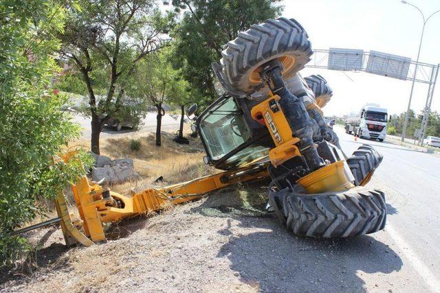 Konya'da Iş Makinesi, Kamyon Kasasından Düştü