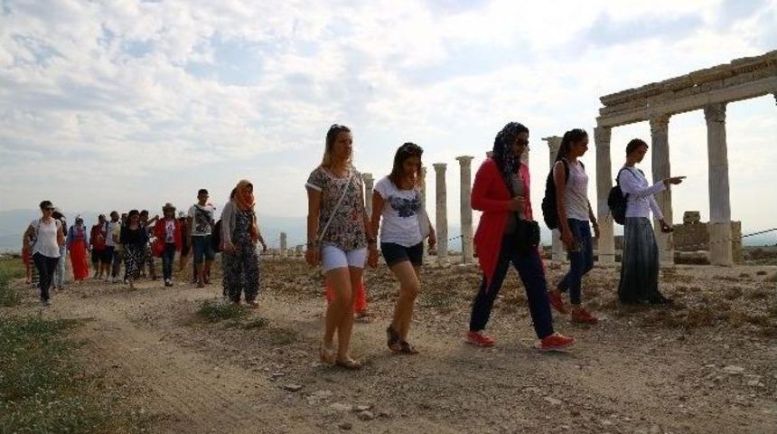 T&uuml;rk&ccedil;e &Ouml;ğrenen Gen&ccedil;ler Antik Kente Hayran Kaldı