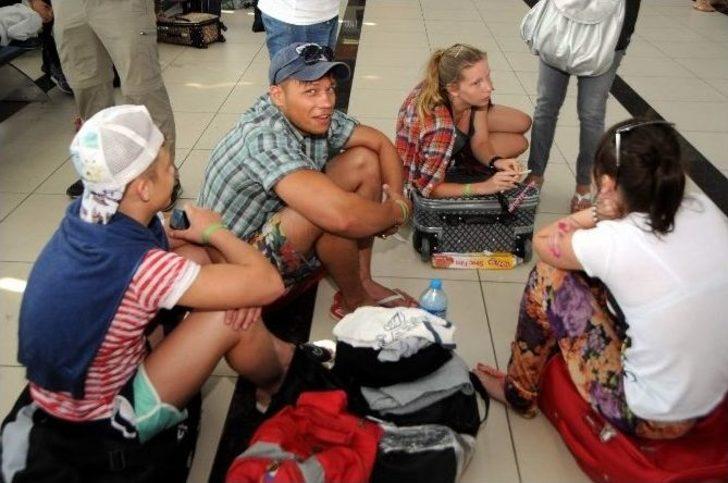 44 Turist Havalimanında Mahsur Kaldı G1