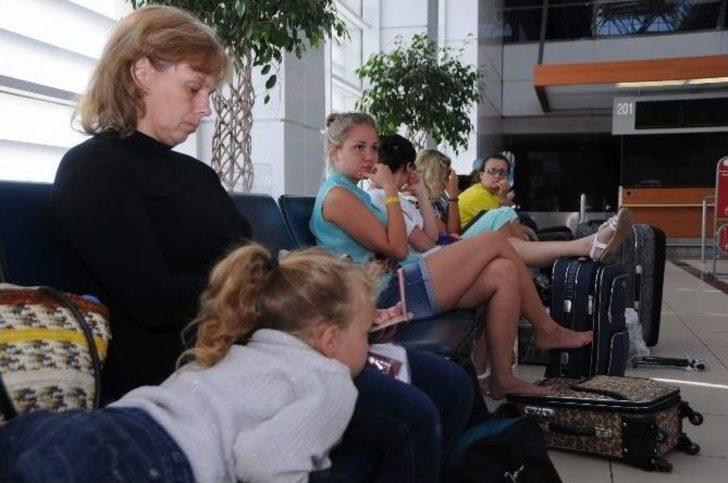 44 Turist Havalimanında Mahsur Kaldı G2
