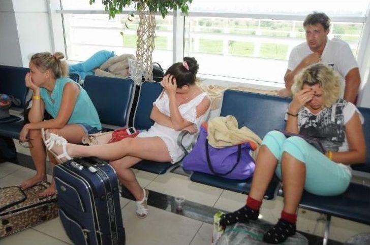 44 Turist Havalimanında Mahsur Kaldı G4