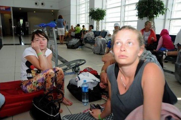 44 Turist Havalimanında Mahsur Kaldı G5