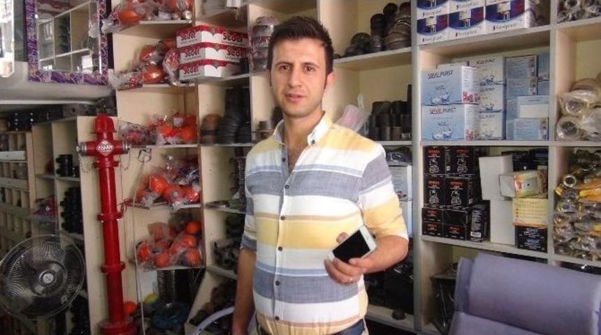 Genç Kızın Cep Telefonu Hırsızlığı Güvenlik Kamerasına Takıldı