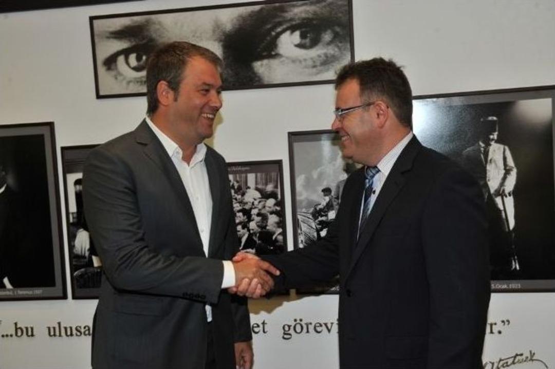 Başkan Piriştina'yı Duygulandıran Armağan