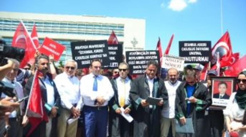 Casusluk Davasının Tutuklu Asker Sanıklarının Yakınları Anayasa Mahkemesi &Ouml;n&uuml;nde Eylem D&uuml;zenledi