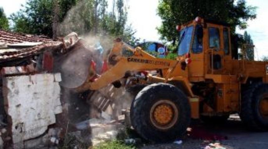 Ka&ccedil;ak Yapılar Yıkıldı